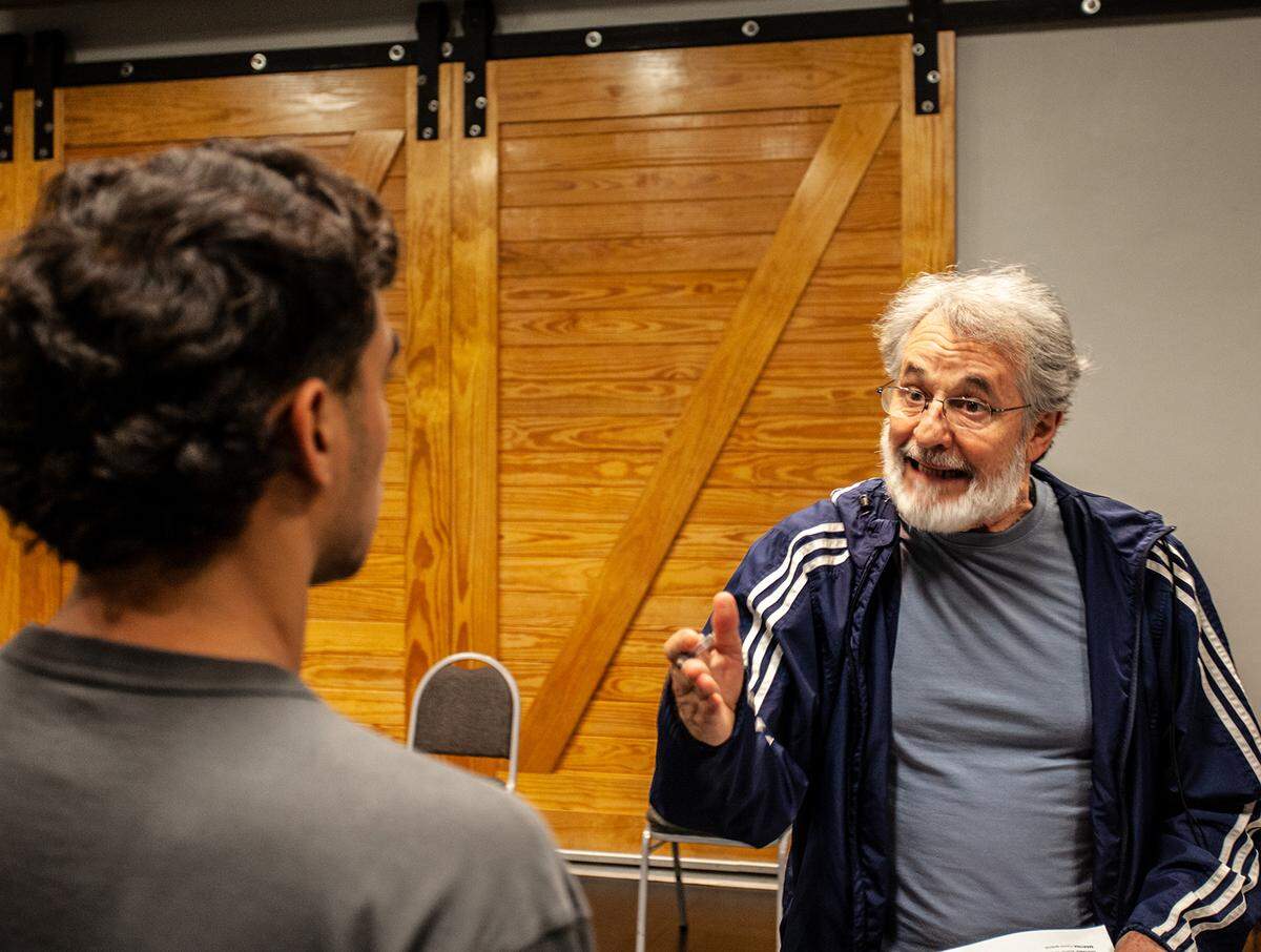 Roly Guardado (de espaldas) y Juan David Ferrer durante un ensayo de “Alita de mosca”, de Rafael Nofal, bajo la dirección de José Manuel Domínguez y la producción de Antihéroes Project.