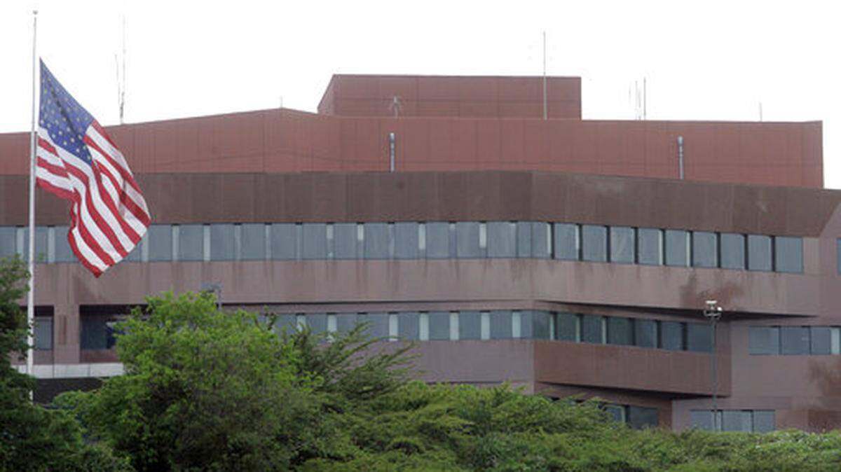 ARCHIVO - Esta foto de archivo del 12 de septiembre de 2008 muestra la embajada de  Estados Unidos en Caracas, Venezuela. (AP Foto / Howard Yanes, Archivo)