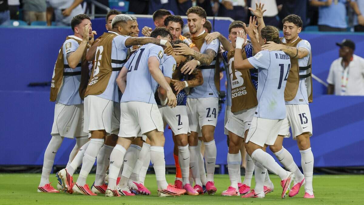 El defensa uruguayo Maximiliano Araújo (20) celebra con sus compañeros tras marcar un gol contra Arabia Saudita durante el partido inaugural de la Copa Mundial de la FIFA en el Miami Stadium, el lunes 15 de junio de 2026.