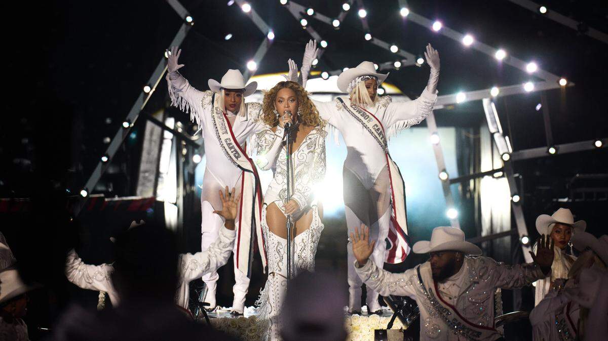 Durante 13 minutos Beyoncé emocionó al público en Houston, su ciudad natal, con su actuación en el medio tiempo del partido entre los Ravens de Baltimore y los Texans, el 25 de diciembre. 