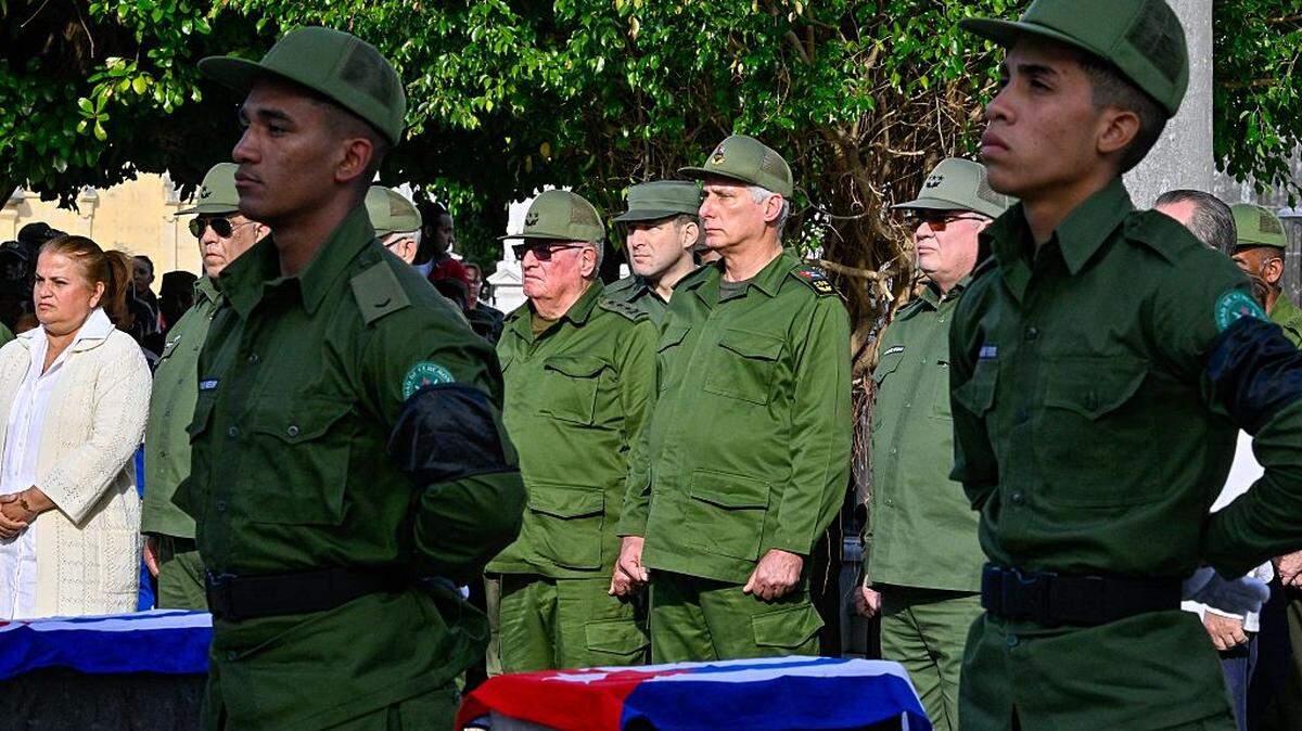 El gobernante de Cuba, Miguel Díaz-Canel (en el centro), asiste al funeral de los 32 soldados cubanos muertos durante la incursión estadounidense en Venezuela, en el cementerio de Colón en La Habana, el viernes 16 de enero de 2026.