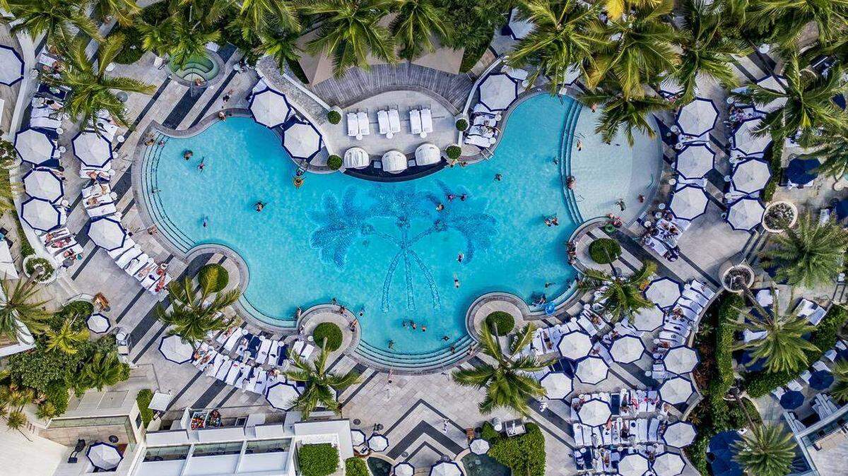 Una vista de la piscina del Loews Miami Beach.