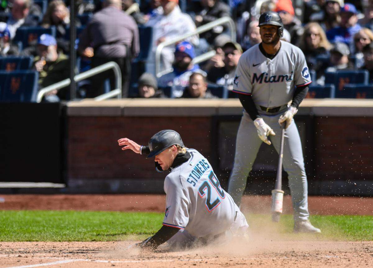 El jardinero de los Marlins de Miami Kyle Stowers anota una carrera en el quinto inning del partido ante los Mets, celebrado el 9 de abril de 2025 en Nueva York.