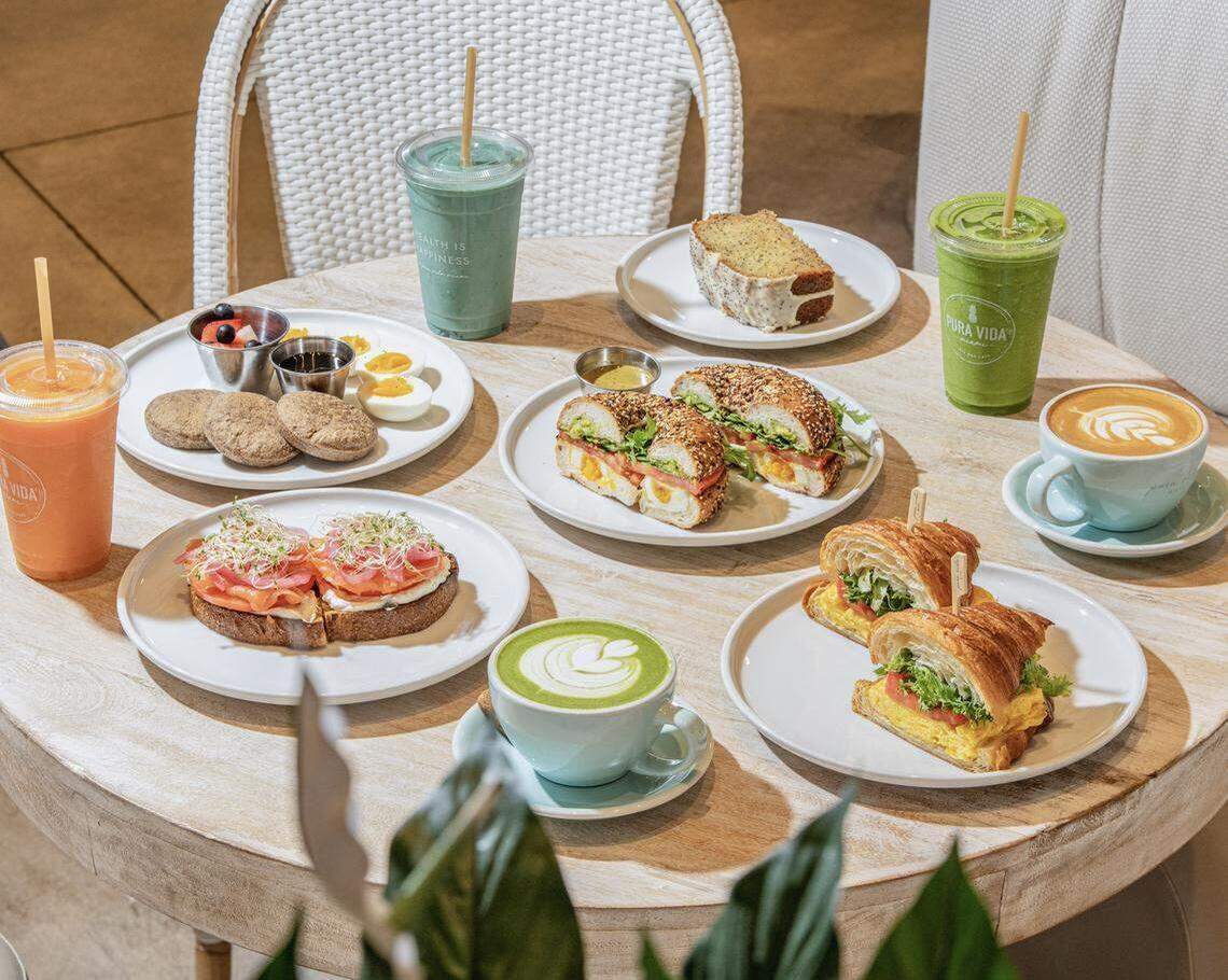 Pura Vida Miami, un café de 3,425 pies cuadrados —que ofrece bowls, batidos, ensaladas de autor, café artesanal y matcha— abrirá sus puertas en Palms en el verano de 2026.