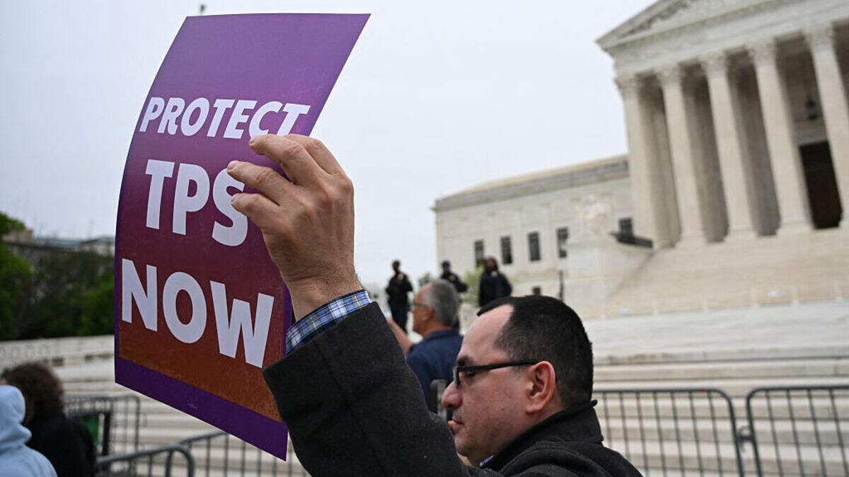 Un hombre sostiene una pancarta a favor del Estatus de Protección Temporal (TPS), durante una protesta el 29 de abril de 2026, frente a la Corte Suprema de Estados Unidos, en Washington, DC.