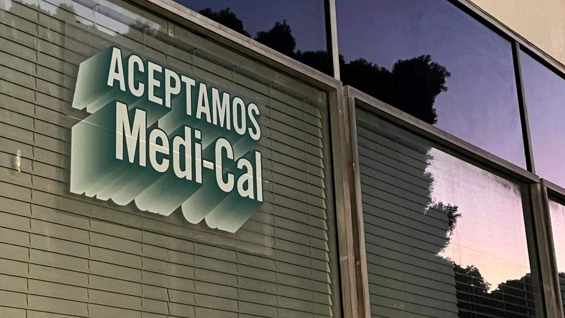 Cae la inscripción de inmigrantes en Medi-Cal y expertos lo atribuyen a las políticas de Trump
