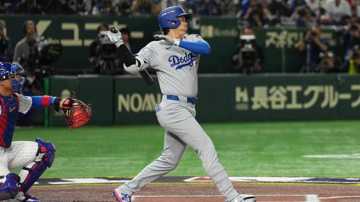 Shohei Ohtani conectó dos hits, incluyendo un doble, y anotó un par de carreras para apuntalar el triunfo de los Dodgers 4-1 ante los Cachorros de Chicago, en el partido inaugural de la temporada de Grandes Ligas celebrado el 18 de marzo de 2025 en Tokio, Japón.