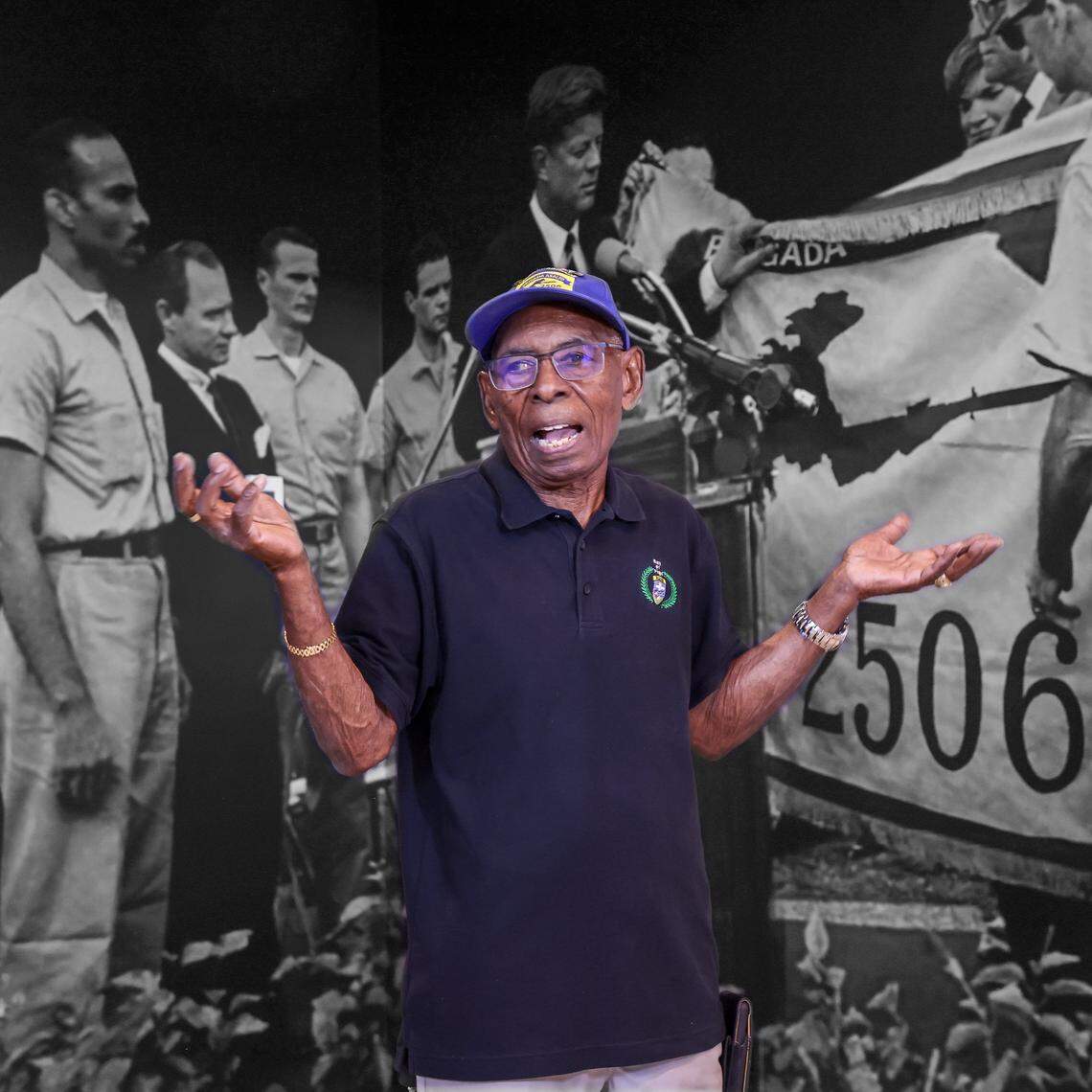 El veterano de Bahía de Cochinos Santiago Jont, de 88 años, frente a una ampliación de la histórica foto en que los brigadistas, liderados por Erneido Oliva, segundo jefe de la Brigada, entregaron la bandera de la Brigada al presidente John F. Kennedy en el estadio Orange Bowl.