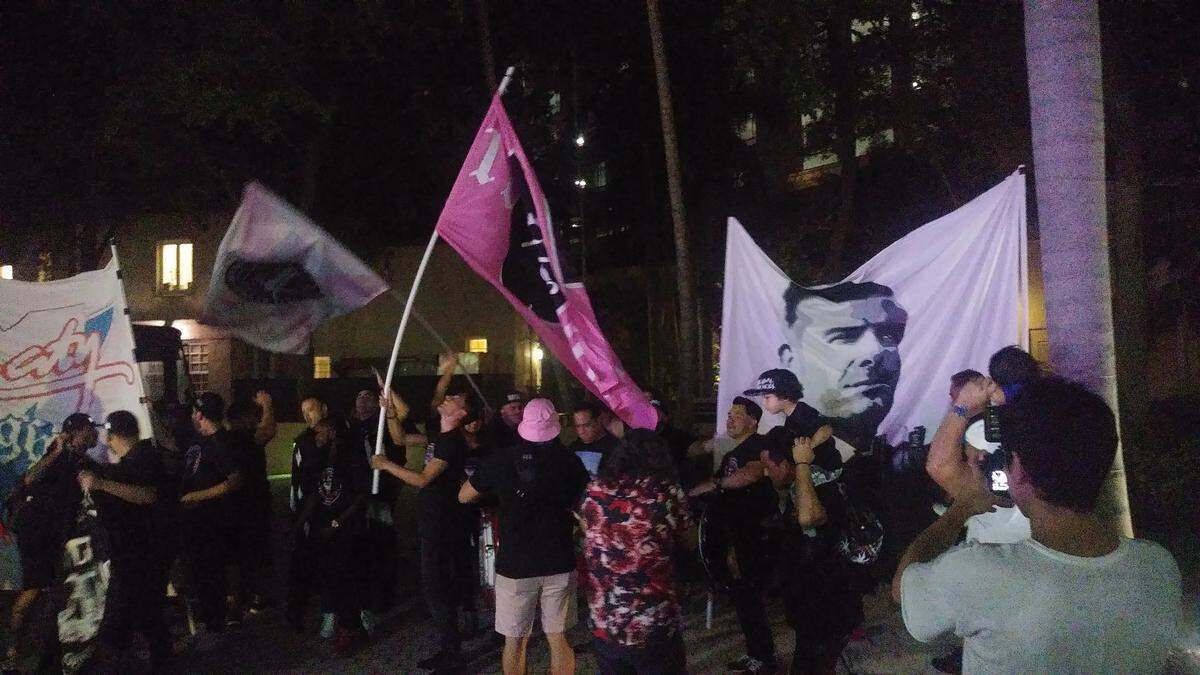 Más de 500 personas esperan la llegada del ex futbolista David Beckham y el anuncio de que los votantes aprobaron la enmienda para dar luz verde al proyecto del estadio en la entrada de Douglas Road en Coral Gables.