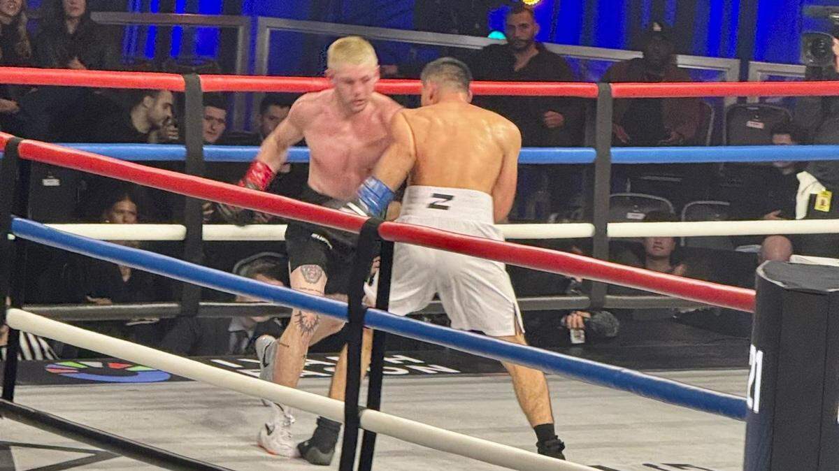 CALLUM WALSH (i) vence por decisión unánime a Carlos Ocampo en la primera velada de Zuffa Boxing en el Meta Apex de Las Vegas.