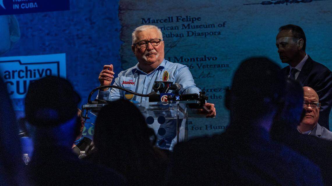‘Siempre pueden contar conmigo’. Exiliados cubanos honran a Lech Walesa en Miami