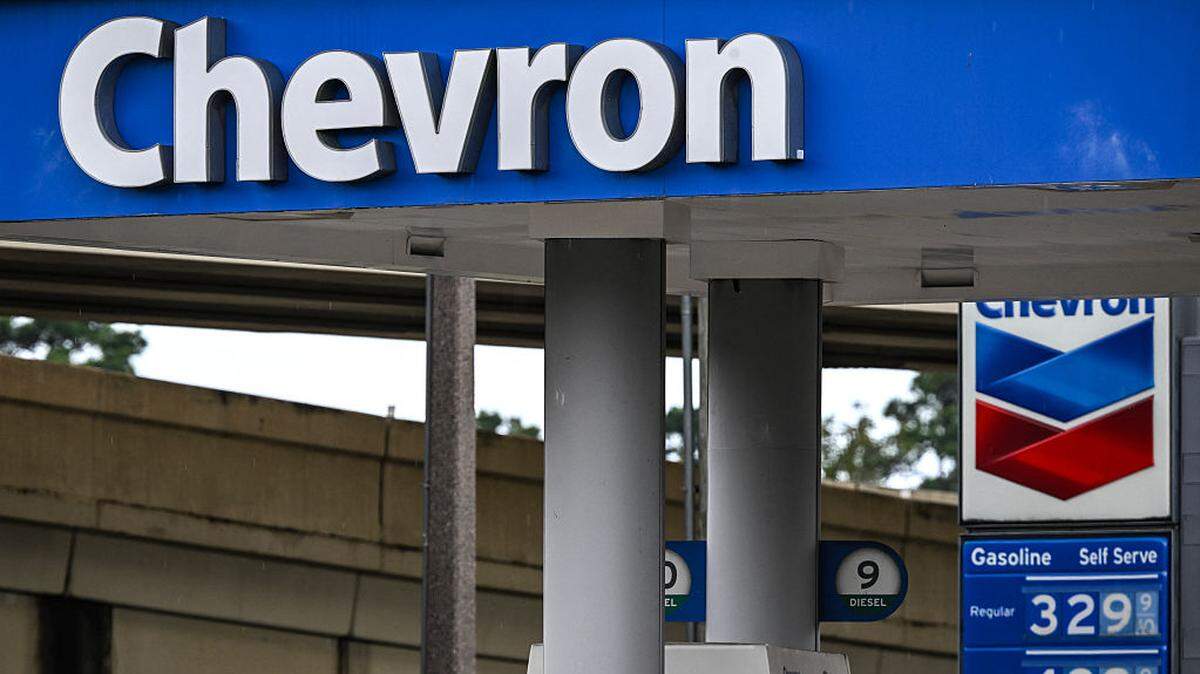 Hasta ahora Chevron era la única petrolera estadounidense con licencia especial para operar en Venezuela. Esta foto de archivo de agosto de 2025 muestra una gasolinera de Chevron en Houston, Texas.