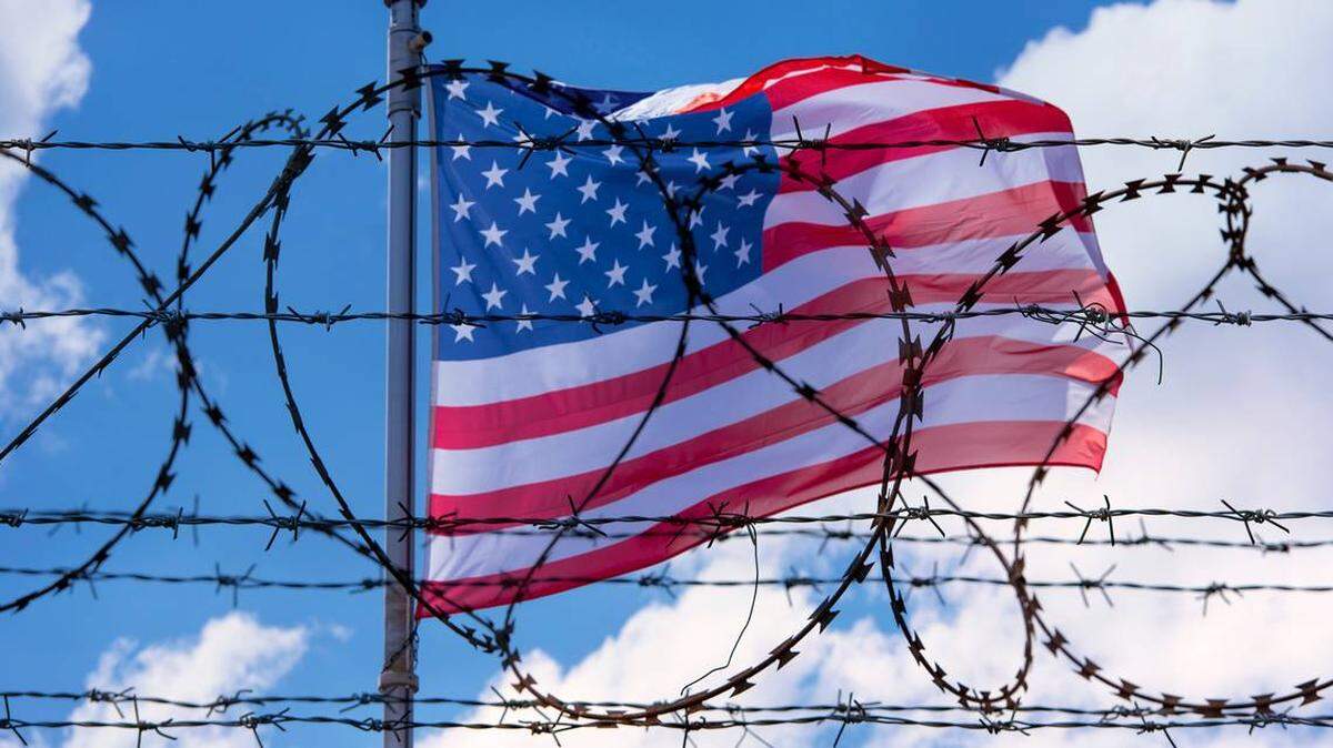 La ley migratoria de Estados Unidos pretende proteger a las personas de mafias de todo tipo explotadoras de inmigrantes.