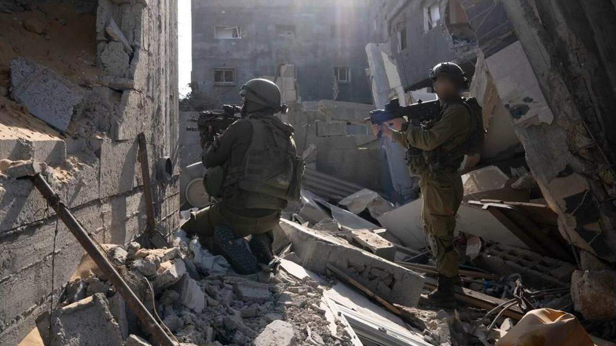 Soldados de Israel inspeccionan un edificio en la Franja de Gaza el 5 de noviembre de 2023.