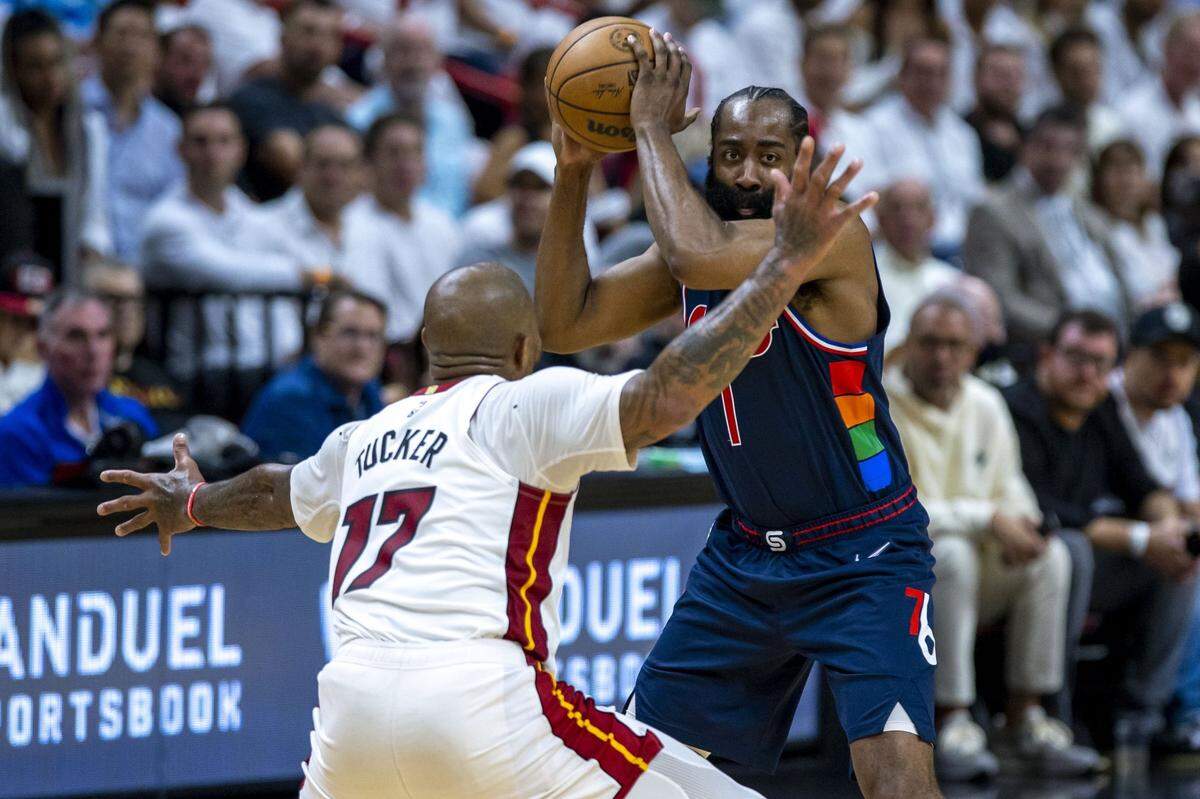 El jugador del Heat P.J. Tucker (izq.) marca a James Harden, de los 76ers de Filadelfia, en el partido de segunda ronda de los playoffs, celebrado el 4 de mayo de 2022 en Miami.
