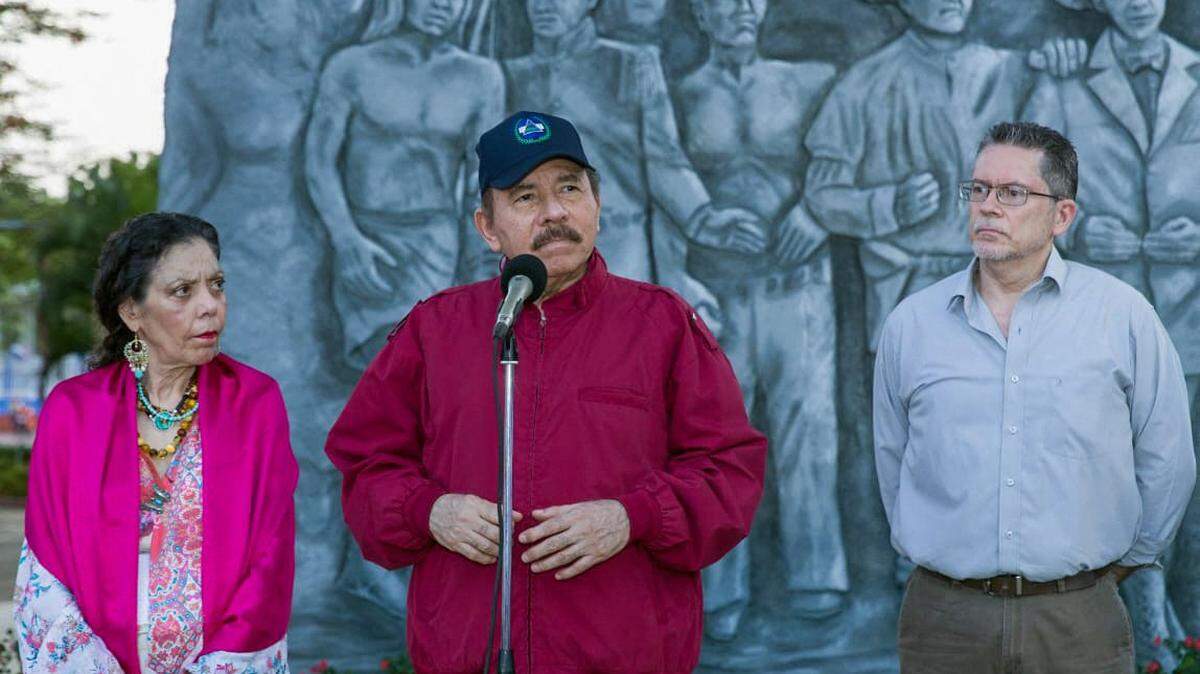 597 / 5000 El presidente de Nicaragua Daniel Ortega (centro) asiste a la ceremonia de aniversario del nacimiento del líder sandinista Carlos Fonseca Amador en la Plaza de la Revolución en Managua, el 23 de junio de 2021.