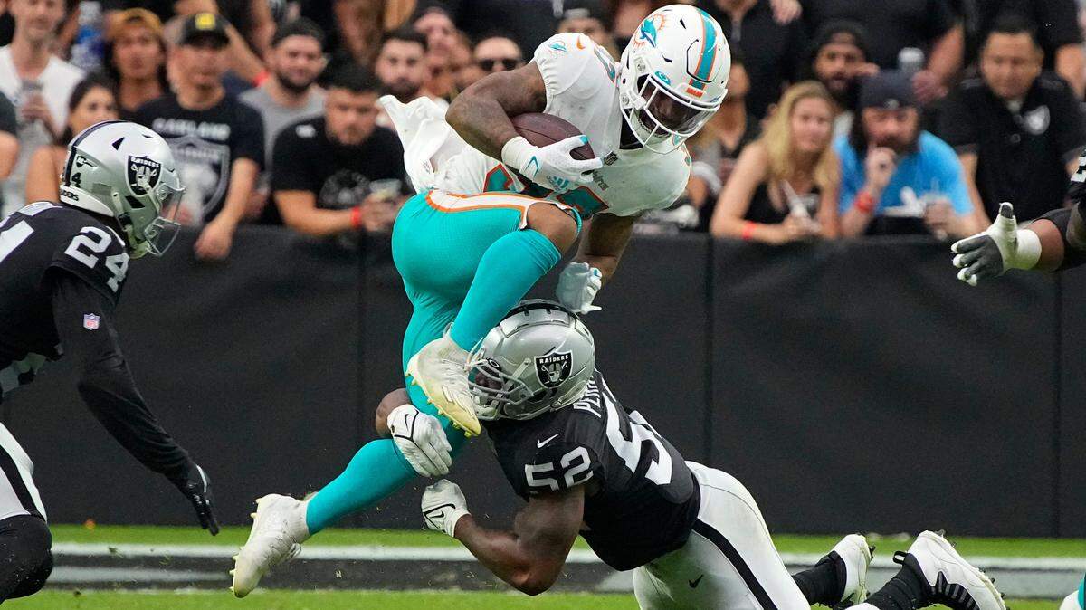 El jugador de los Raiders Denzel Perryman (der.) derriba al running back de los Dolphins Myles Gaskin, en el partido celebrado el 26 de septiembre de 2021 en Las Vegas.