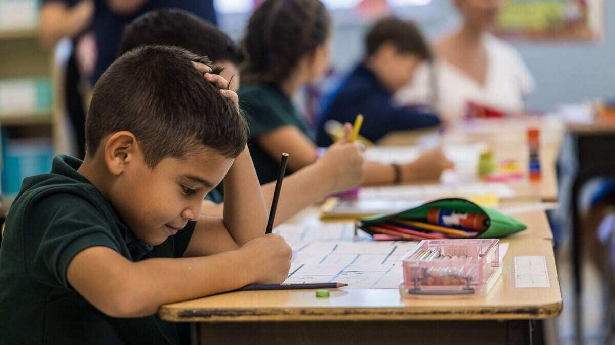 Los estudiantes de tercer grado trabajan en sus proyectos en la escuela K-8 Dr. Rolando Espinosa, durante el primer día de clases para las Escuelas Públicas de Miami-Dade (M-DCPS) en el año escolar 2025-2026, el pasado 14 de agosto.