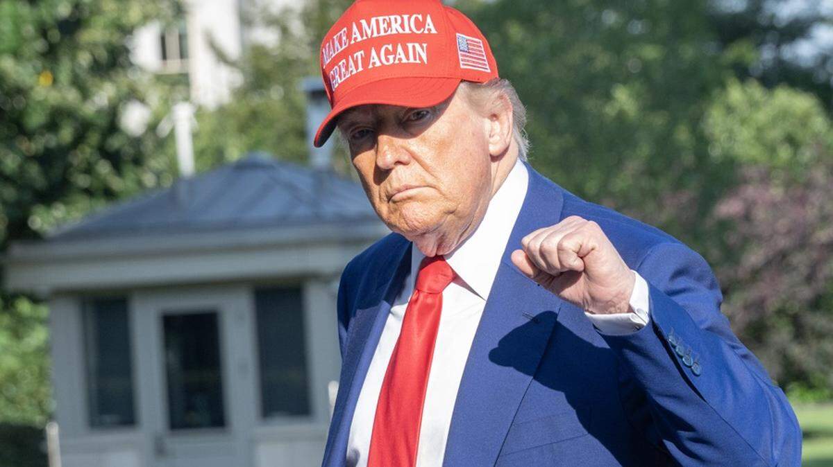 El presidente de Estados Unidos, Donald Trump, firmó una orden ejecutiva el 28 de abril que exige a camioneros en el país tener dominio del idioma inglés. La medida entró en vigor el 25 de junio.