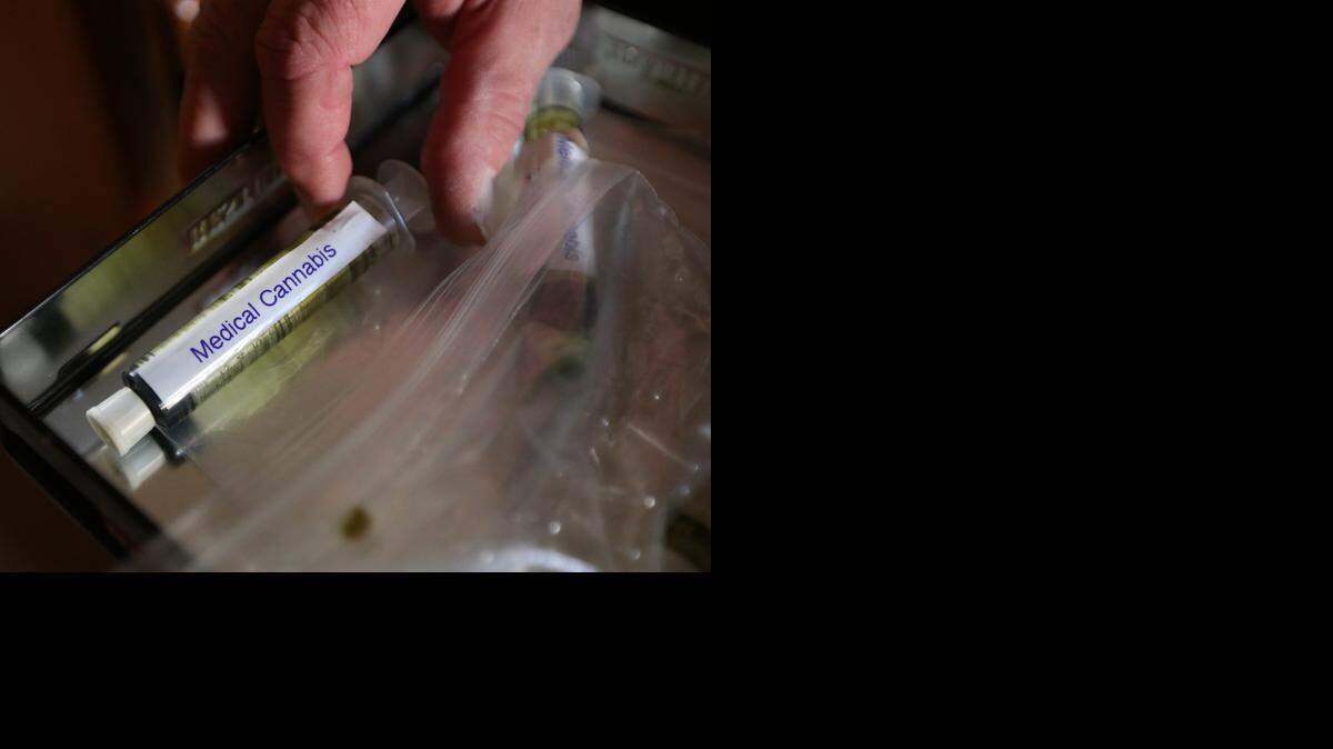 David Mulford,residente de Kansas, muestra una jeringa de la marihuana medicinal que ingiere para aliviar una serie de problemas de salud.