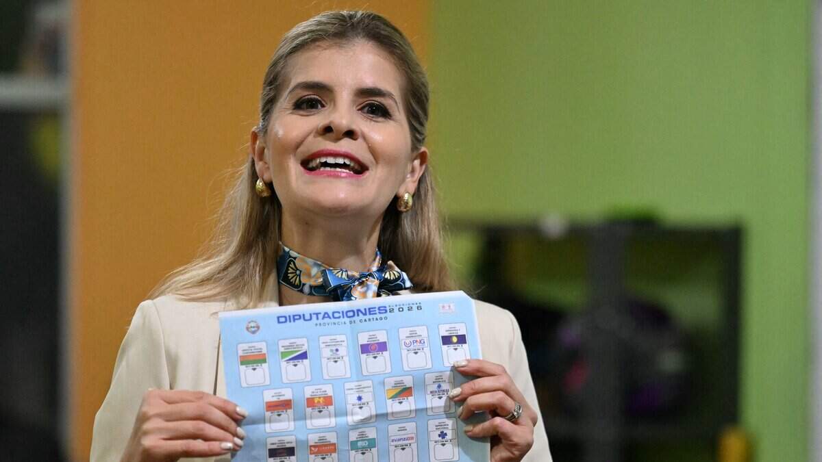 La candidata presidencial de Costa Rica por el partido Pueblo Soberano, Laura Fernández, muestra una boleta antes de votar en la mesa electoral de la escuela Julián Volio Llorente durante las elecciones presidenciales en San José el 1 de febrero de 2026.