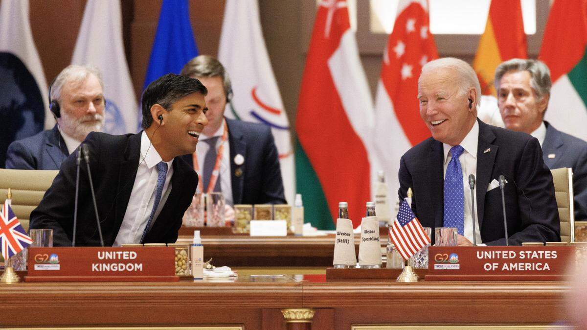 El primer ministro Rishi Sunak habla con el presidente estadounidense Joe Biden durante la cumbre del G20 en Nueva Delhi, India, el sábado 9 de septiembre de 2023.
