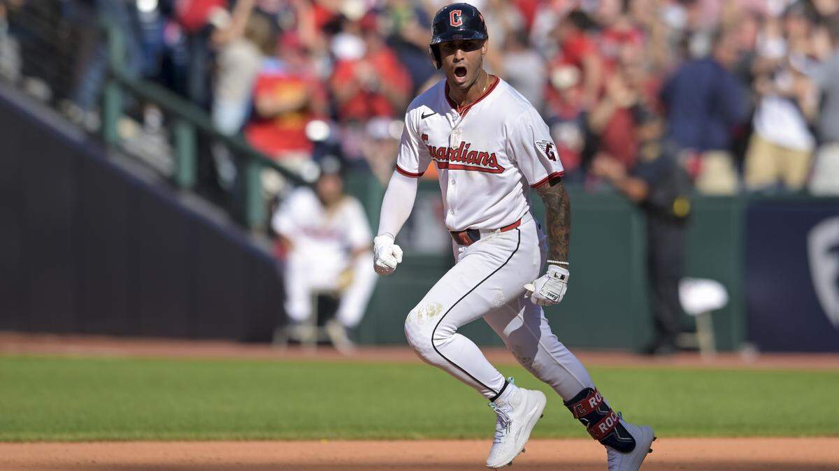 El torpedero de los Guardianes Brayan Rocchio celebra tras pegar un jonrón en el octavo inning ante los Tigres de Detroit, en el segundo partido de la Serie de Comodines efectuado el 1ro de octubre de 2025 en Cleveland.