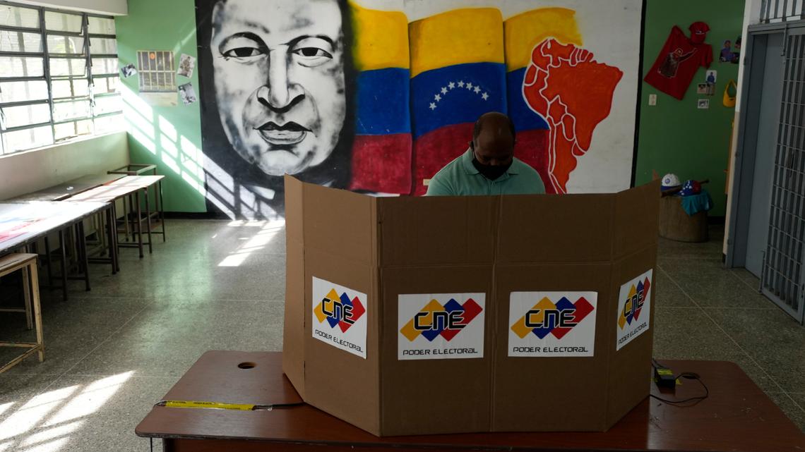 Un hombre emite su voto durante las elecciones regionales, en un colegio electoral en Caracas, Venezuela, el domingo 21 de noviembre de 2021. Los venezolanos acuden a las urnas para elegir gobernadores estatales y otros funcionarios locales.
