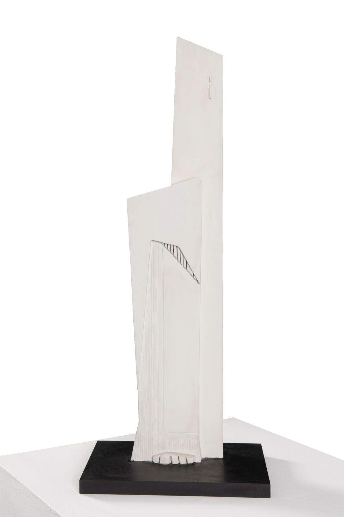 ‘Escultura Bipolar’, 1945, de Martin Blazko. Madera pintada, 31 1/2 x 7 1/2 x 7 1/2 pulgadas.