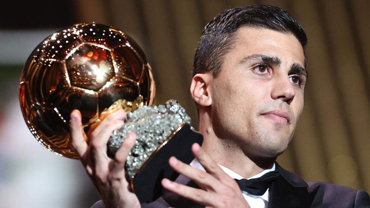 El mediocentro del Manchester City Rodrigo Hernández Cascante, conocido como “Rodri’’, se llevó el trofeo Balón de Oro como el mejor jugador de la temporada 2023-2024, en una ceremonia marcada por el boicot del Real Madrid al descubrir horas antes de la misma que su futbolista Vinicius no iba a ser galardonado.
