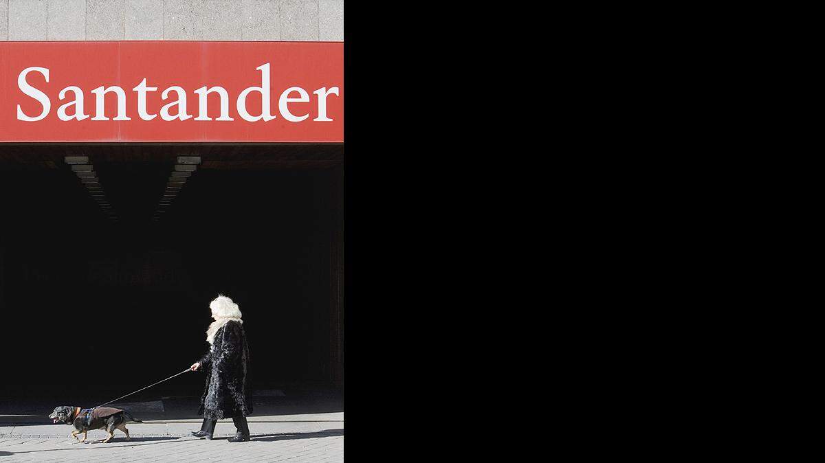 Fachada de las oficinas del Banco Santander en Madrid. Algunos de los inversores latinoamericanos afectados por la estafa piramidal de 50,000 millones de dólares orquestada por el financiero Bernard Madoff, llegaron a ese fondo de inversión a través de este banco español, que cuenta con grandes operaciones en Latinoamérica.