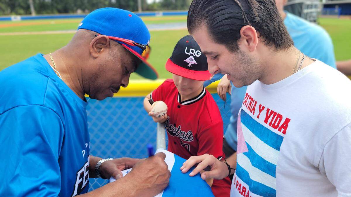 Bárbaro Garbey firma autógrafos en la sede del entrenamiento del equipo cubano de la FEPCUBE en Miami.