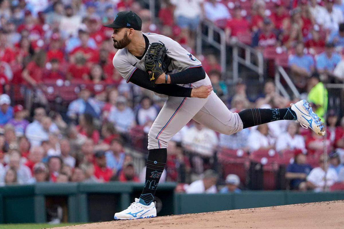El abridor de los Marlins Pablo López lanza en el primer inning del partido ante los Cardenales de San Luis, celebrado el 27 de junio de 2022 en San Luis.