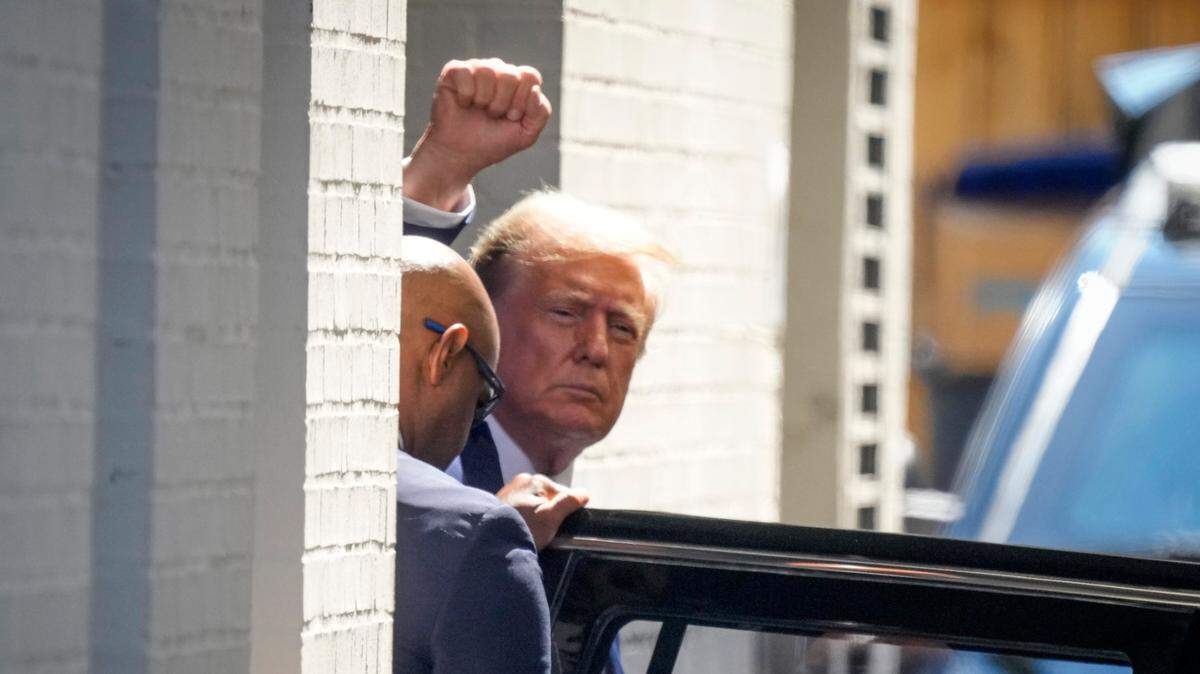 El expresidente Donald Trump saluda tras salir de la reunión con los legisladores republicanos en el Congreso, el 13 de junio de 2024 en Washington.