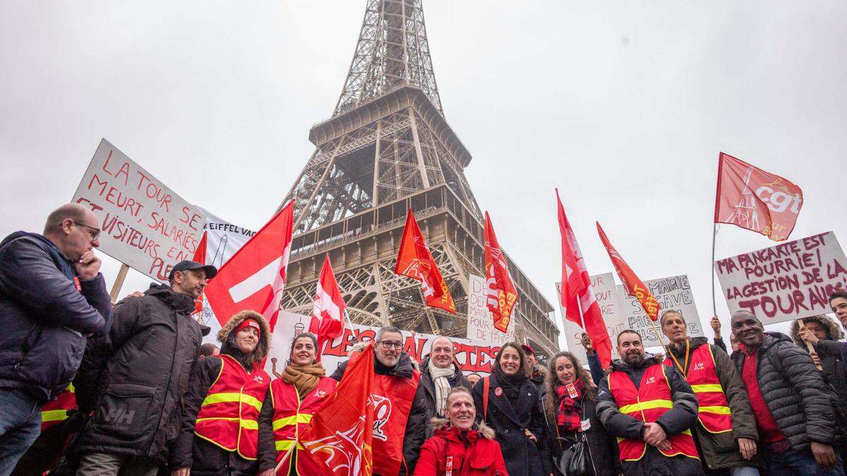 Trabajadores de la Torre Eiffel posan para una fotografía durante el cuarto día de una huelga para exigir mejoras al emblemático monumento y aumento de salarios, en París, el jueves 22 de febrero de 2024.