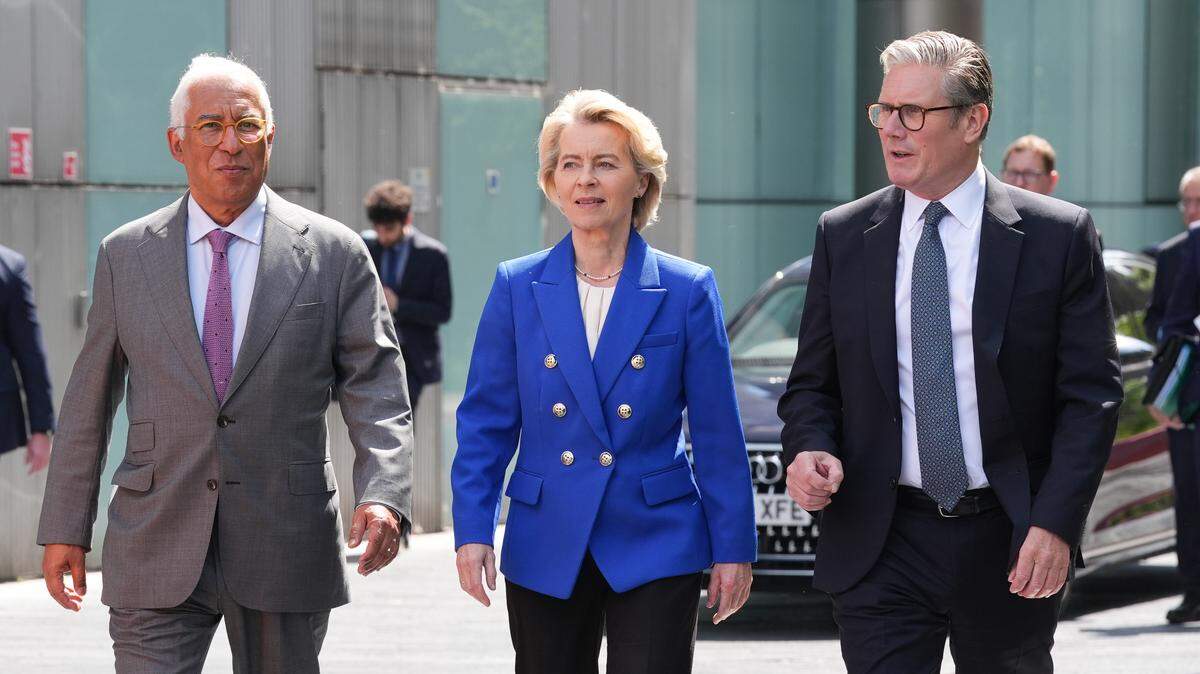 El presidente del Consejo Europeo, Antonio Costa, la presidenta de la Comisión Europea, Ursula von der Leyen, y el primer ministro, Keir Starmer, llegan para una visita al HMS Sutherland en el centro de Londres, después de la Cumbre Reino Unido-UE, el lunes 19 de mayo de 2025.