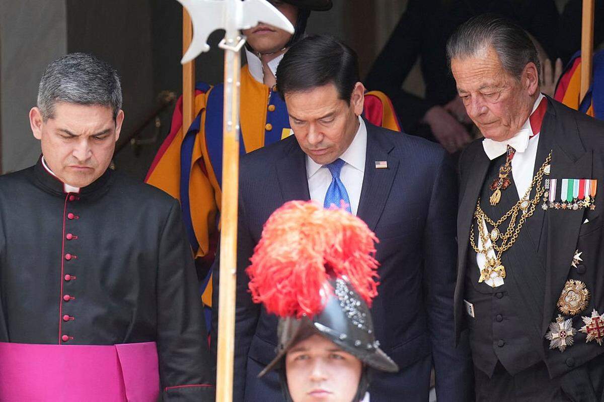 El secretario de Estado de EEUU, Marco Rubio, abandona el Patio de San Dámaso en el Vaticano tras una audiencia privada con el papa León XIV el 7 de mayo de 2026.