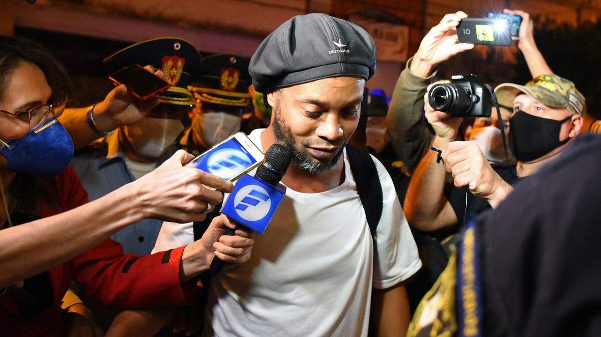  Ronaldinho llega a un hotel en Asunción, Paraguay, donde él y su hermano cumplirán arresto domiciliario después de que un juez ordenó su liberación de la cárcel el 7 de abril de 2020. 