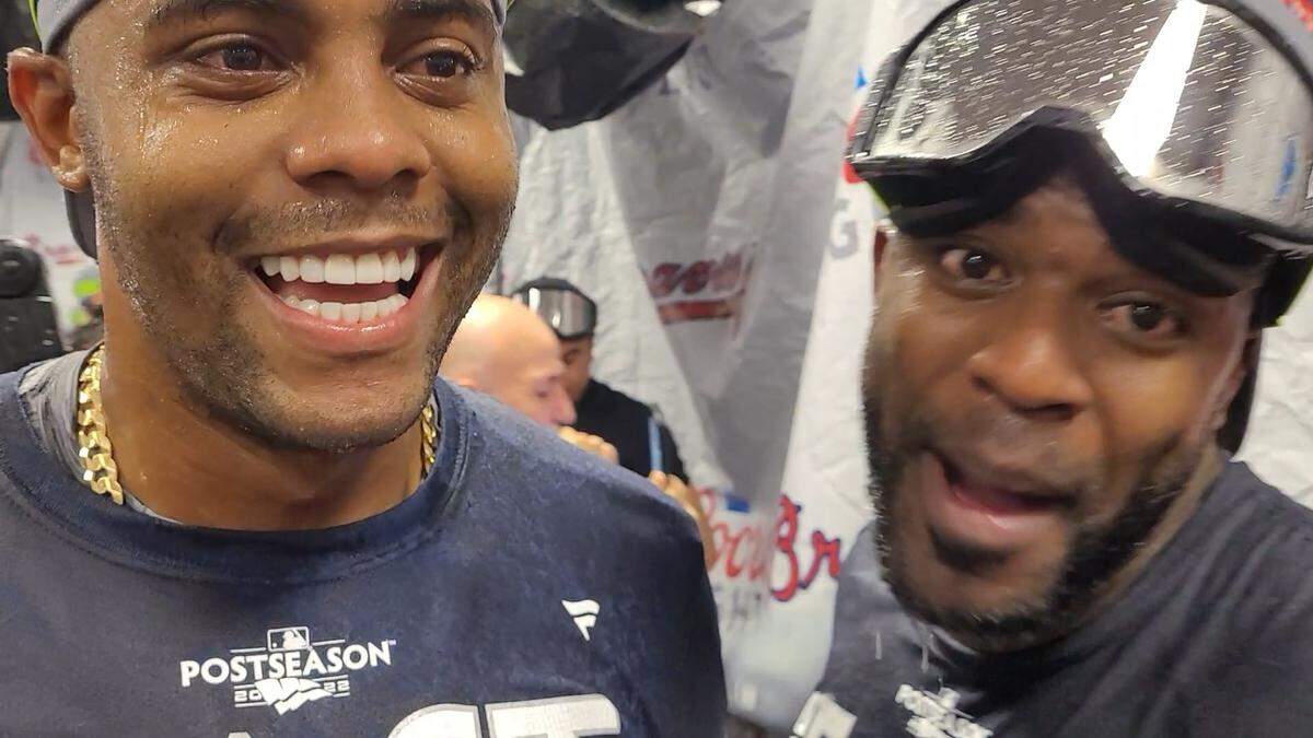 El cubano Gulllermo Heredia (der.) ya tocó lo más alto del béisbol cuando en el 2021 fue parte del grupo que conquistó la Serie Mundial, mientras que su compatriota Raisel Iglesias llegó a mitad de camino, pero no tardó en incorporarse a esa mentalidad ganadora de Atlanta, el llamado Estandarte Dorado de la división.