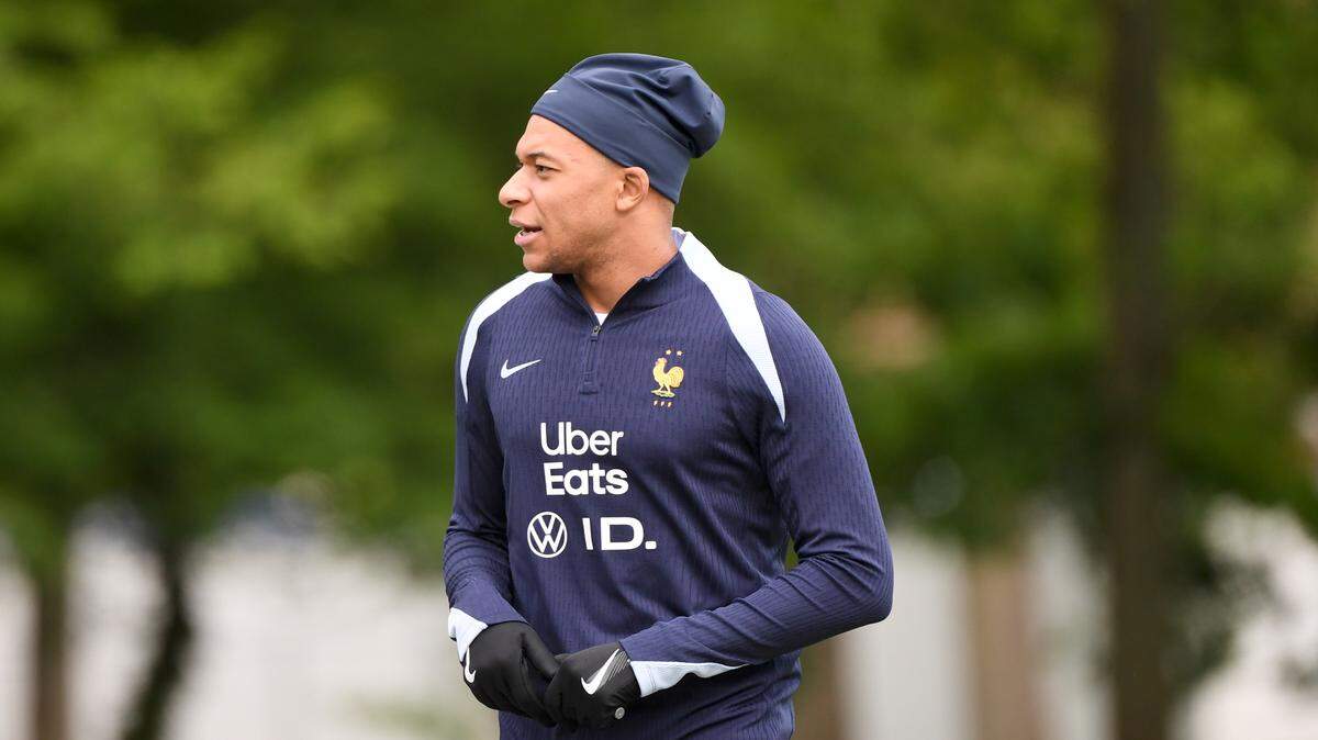 El delantero Kylian Mbappé entrena con la selección de Francia el 30 de mayo de 2024 en Clairefontaine-en- Yvelines, Francia.