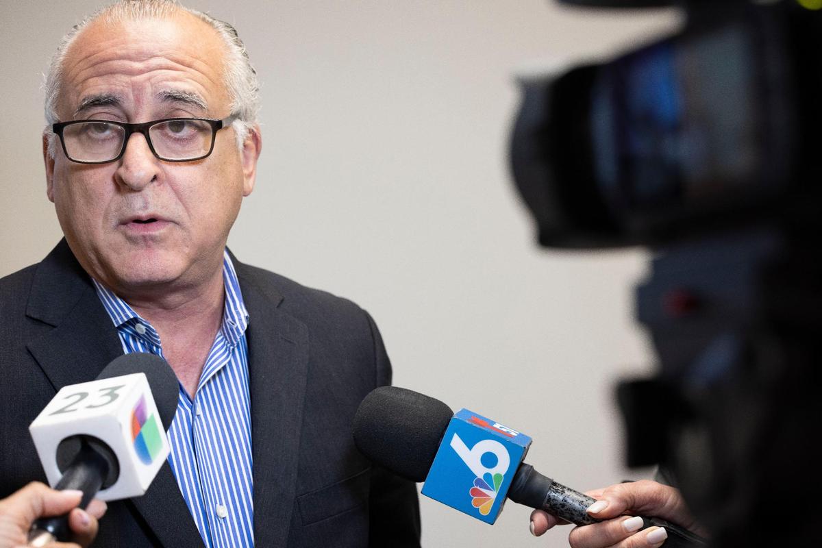 El alcalde de Hialeah, Esteban Bovo Jr., habla con la prensa luego de un taller del Ayuntamiento de Hialeah sobre inmigración el lunes 11 de marzo de 2024 en el Ayuntamiento de Hialeah.