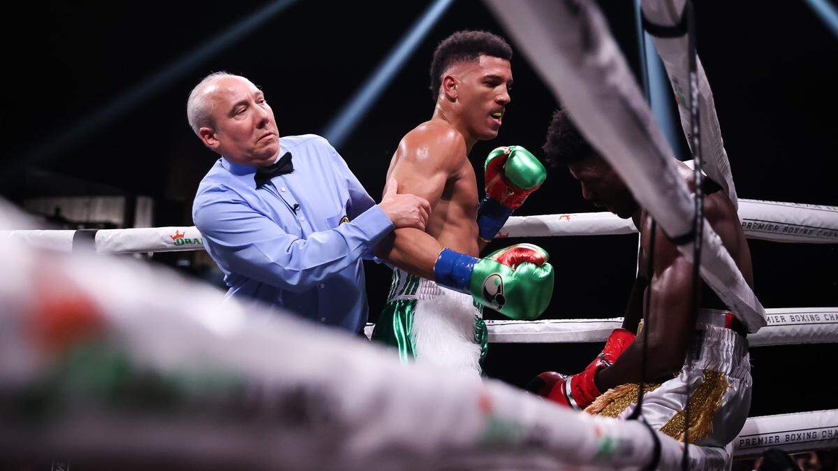 David Morrell Jr. (10-0, 9 KO) brindó otro sensacional momento a los aficionados de su ciudad natal adoptiva el sábado al derrotar a Sena Agbeko en el segundo asalto del último combate de SHOWTIME Boxing desde The Armory, en Minneapolis,  promovido por Premier Boxing Champions.