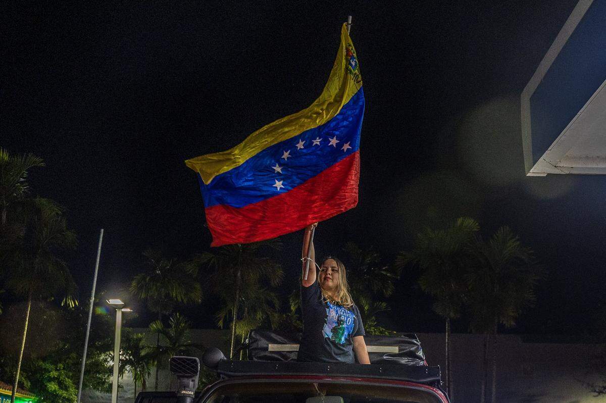 Teresa Bracamonte se encontraba entre los venezolanos exiliados que viven en el sur de Florida y que celebraron frente a El Arepazo, en Doral, Florida, después de que Estados Unidos atacara Venezuela y capturara al líder venezolano Nicolás Maduro, el 3 de enero de 2026.