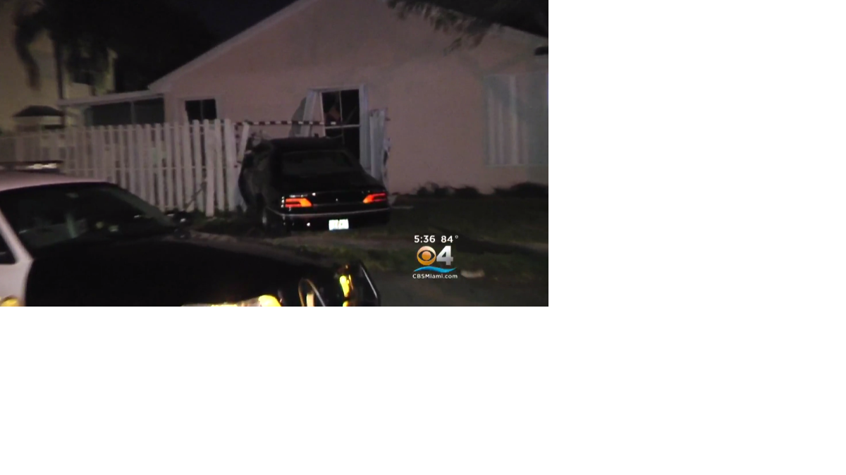 Un automóvil chocó contra la pared de una casa en Davie, Condado Broward, y el chofer se dio a la fuga. Al parecer el auto era robado.