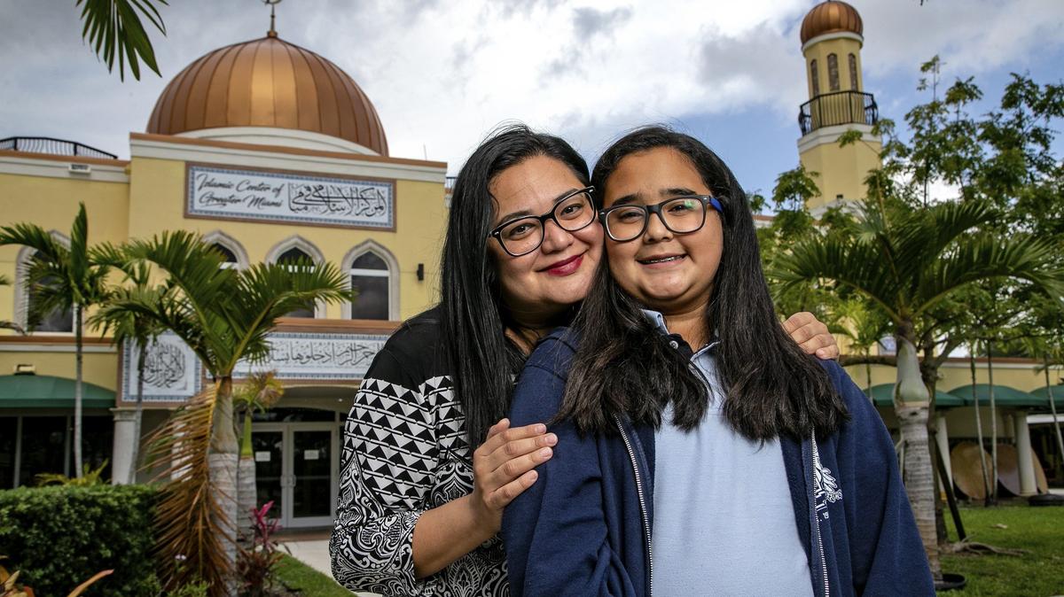 Olivia Cantú, mexicana convertida al Islam y que reside en Hialeah, junto a su hija Mya Massoud, de 11 años, a la entrada del Centro Islámico del Gran Miami, en Miami Gardens, este viernes 3 de mayo.