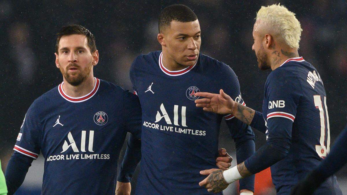 Lionel Messi, Kylian Mbappé y Neymar (de izq. a der.) no tuvieron mucho apoyo desde dentro, afirmó el exdirector deportivo del Paris Saint-Germain, el brasileño Leonardo.