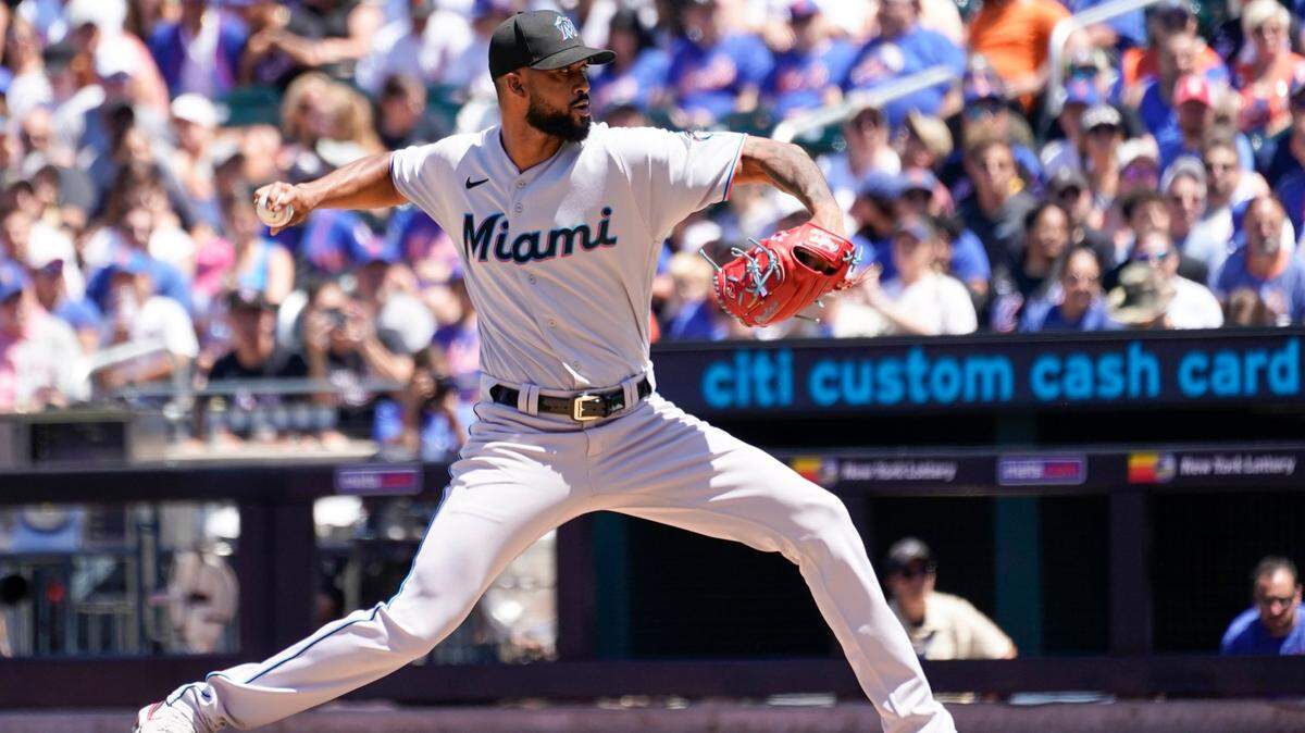 El abridor de los Marlins Sandy Alcántara lanza en el primer inning del partido ante los Mets de Nueva York, celebrado el 10 de julio de 2022 en Nueva York.