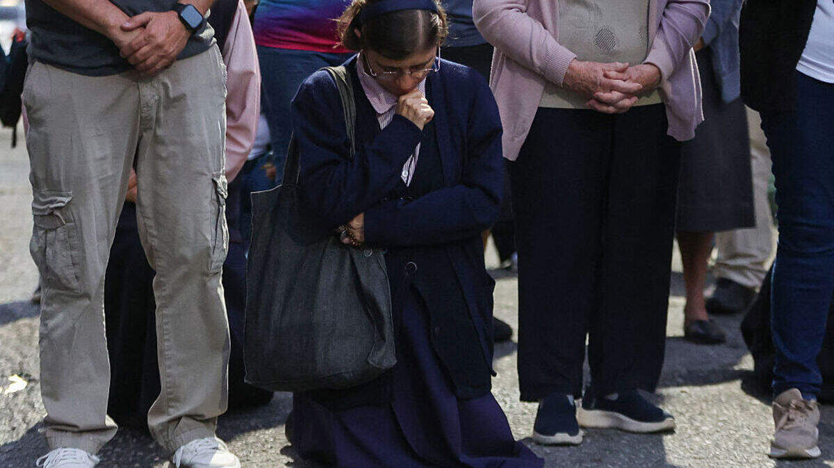 Una mujer se arrodilla durante una manifestación para exigir la liberación de los presos políticos frente a la prisión de la Zona 7 de la Policía Nacional Bolivariana (PNB) en Caracas, Venezuela, el viernes 30 de enero de 2026.