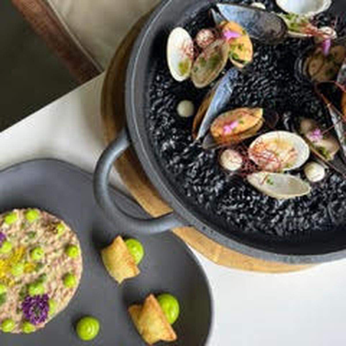 Leku ofrece cocina vasca de temporada en un entorno moderno y de diseño. 