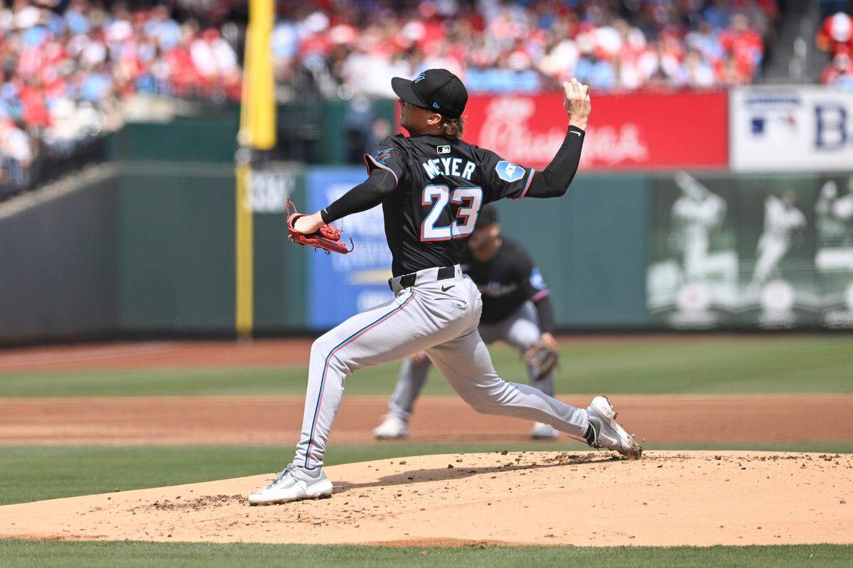 El abridor de los Marlins de Miami lanza en el primer inning del partido ante los Cardenales, celebrado el 7 de abril de 2024 en San Luis.
